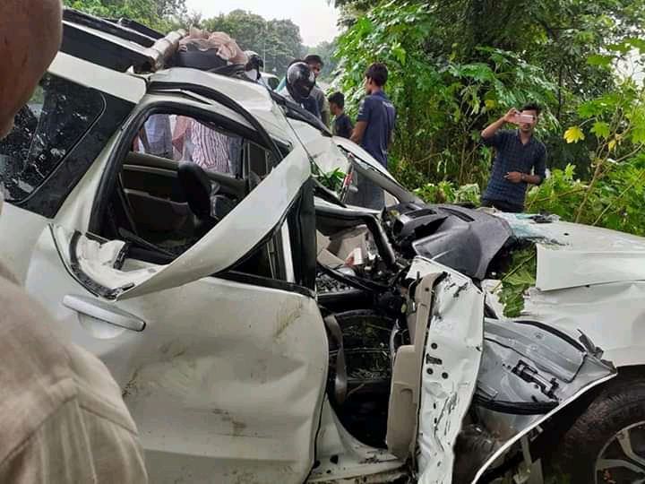 देवरिया का कसया मार्ग पर पुरुषोत्तमपुर पुल के पास बेकाबू कार पेड़ से टकराई  सपा नेता के पुत्र की मौत दो घायल