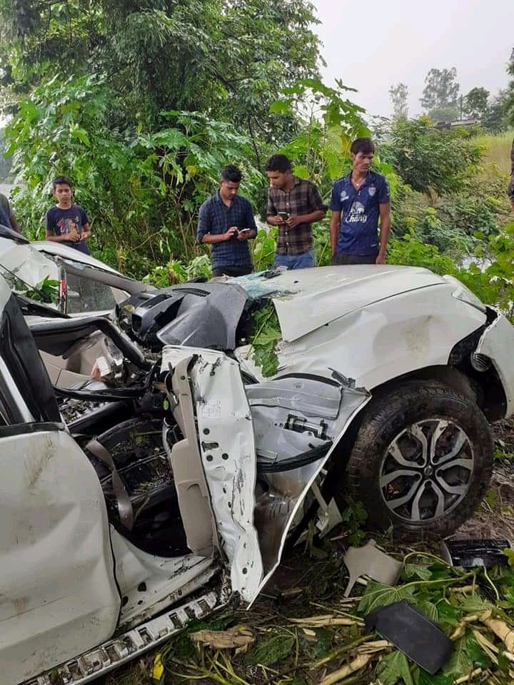 देवरिया का कसया मार्ग पर पुरुषोत्तमपुर पुल के पास बेकाबू कार पेड़ से टकराई  सपा नेता के पुत्र की मौत दो घायल