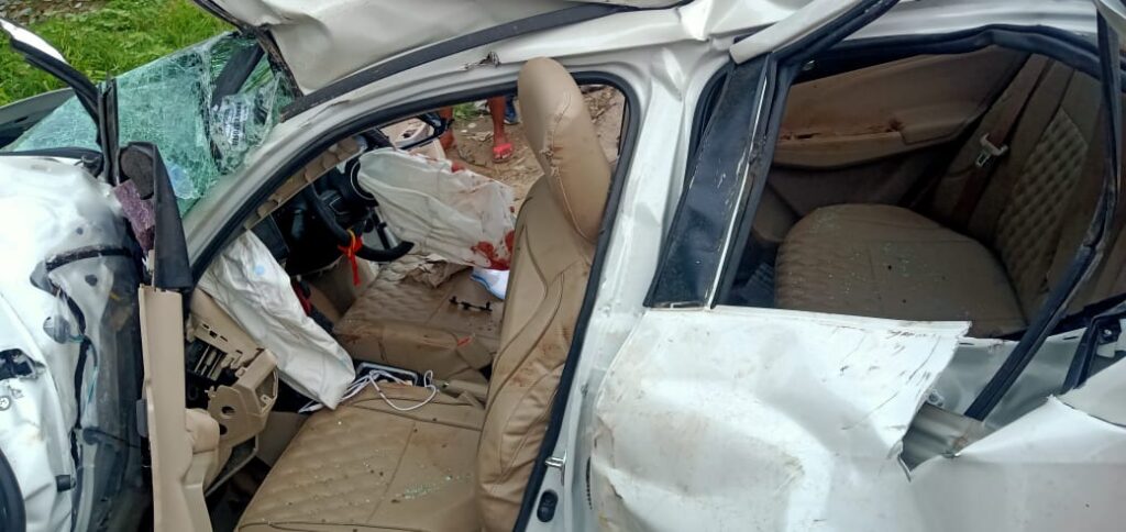 सलेमपुर स्टेट बैंक के कैशियर जितेंद्र कमर, एटीएम गार्ड अजय सहित तीन की मार्ग दुर्घटना में मौत।