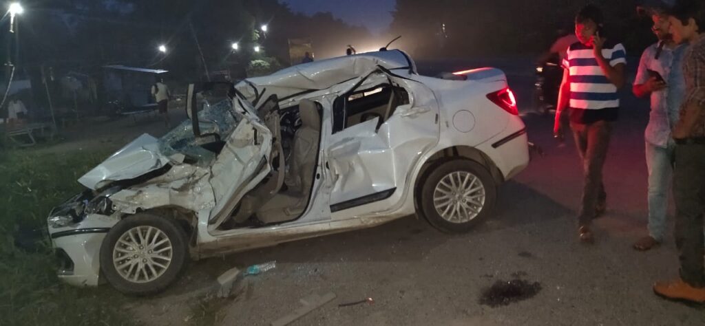 सलेमपुर स्टेट बैंक के कैशियर जितेंद्र कमर, एटीएम गार्ड अजय सहित तीन की मार्ग दुर्घटना में मौत।
