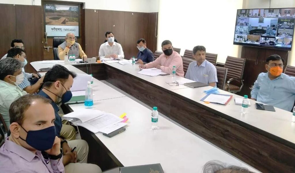 सड़क सुरक्षा, परिवार पहचान पत्र और रबी सीजन फसल खरीद को लेकर मुख्यमंत्री मनोहर लाल ने वीडियो कॉन्फ्रेंसिंग के माध्यम से शनिवार को बैठक ली।