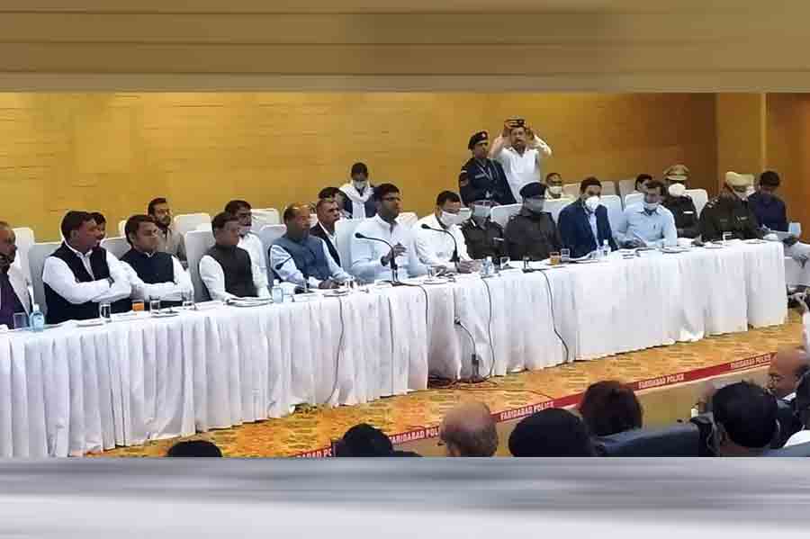 उप मुख्यमंत्री एवं फरीदाबाद जिला लोक सम्पर्क एवं परिवार समिति के अध्यक्ष दुष्यंत चौटाला की अध्यक्षता में आज मंगलवार को स्थानीय सेक्टर-12 स्थित कन्वेंशन हॉल में जिला लोक संपर्क एवं परिवार समिति की बैठक का आयोजन किया गया।