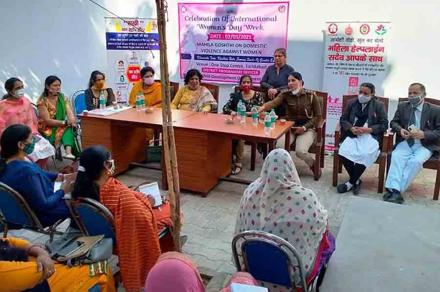 आज जिला सिविल अस्पताल स्थित “सखी” वन स्टॉप सेंटर, फरीदाबाद में जिला कार्यक्रम अधिकारी अनीता शर्मा, महिला एवं बाल विकास विभाग के सौजन्य से “अंतर्राष्ट्रीय महिला दिवस-सप्ताह” के अंतर्गत महिलाओं के खिलाफ घरेलू हिंसा पर महिला गोष्ठी समारोह का आयोजन किया गया।